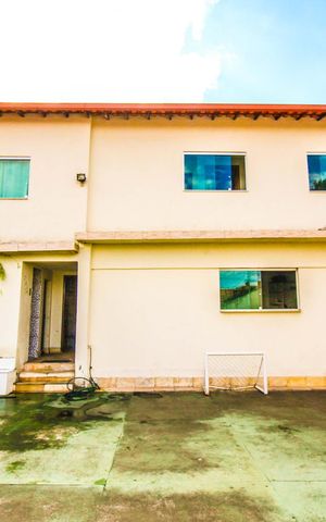 Casa à venda com 345m², 3 quartos e sem vaga Casa à venda com 345m², 3 quartos e sem vagaFachada