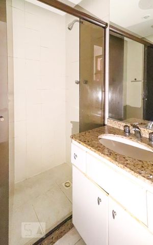 Apartamento para alugar com 170m², 3 quartos e 2 vagas Apartamento para alugar com 170m², 3 quartos e 2 vagasBanheiro Corredor