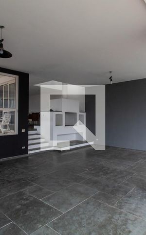 Casa à venda com 560m², 5 quartos e 4 vagas Casa à venda com 560m², 5 quartos e 4 vagasSala