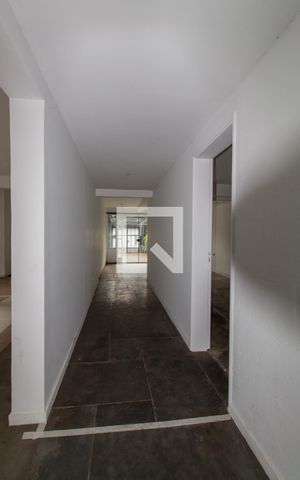 Casa à venda com 560m², 5 quartos e 4 vagas Casa à venda com 560m², 5 quartos e 4 vagasEntrada