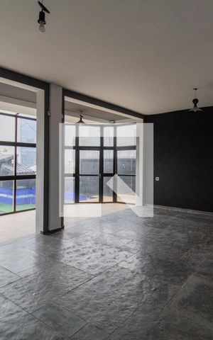 Casa à venda com 560m², 5 quartos e 4 vagas Casa à venda com 560m², 5 quartos e 4 vagasSala