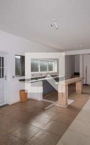 Casa à venda com 560m², 5 quartos e 4 vagas Casa à venda com 560m², 5 quartos e 4 vagasCozinha
