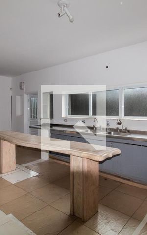 Casa à venda com 560m², 5 quartos e 4 vagas Casa à venda com 560m², 5 quartos e 4 vagasCozinha