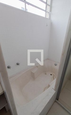 Casa à venda com 560m², 5 quartos e 4 vagas Casa à venda com 560m², 5 quartos e 4 vagasBanheiro do Quarto 1