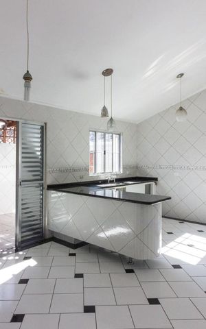 Casa para alugar com 200m², 2 quartos e 2 vagasCozinha