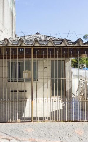 Casa para alugar com 200m², 2 quartos e 2 vagasFachada