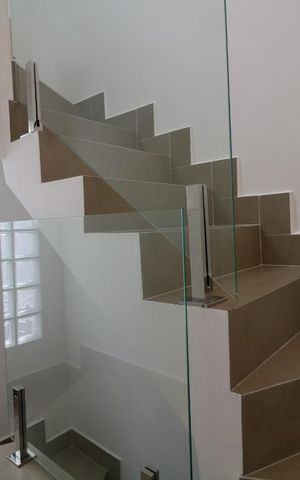 Casa de condomínio à venda com 103m², 2 quartos e 1 vaga Casa de condomínio à venda com 103m², 2 quartos e 1 vagaEscada de acesso aos dormitórios