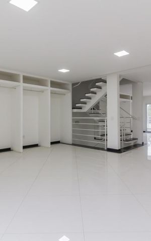 Casa à venda com 400m², 4 quartos e 5 vagas Casa à venda com 400m², 4 quartos e 5 vagasSala