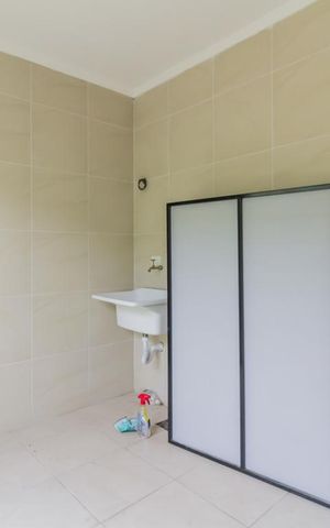 Casa à venda com 400m², 4 quartos e 5 vagas Casa à venda com 400m², 4 quartos e 5 vagasÁrea de serviço