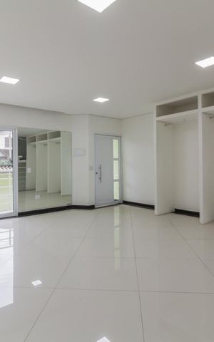 Casa à venda com 400m², 4 quartos e 5 vagas Casa à venda com 400m², 4 quartos e 5 vagasSala