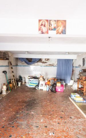 Casa à venda com 250m², 3 quartos e 5 vagas Casa à venda com 250m², 3 quartos e 5 vagasGaragem