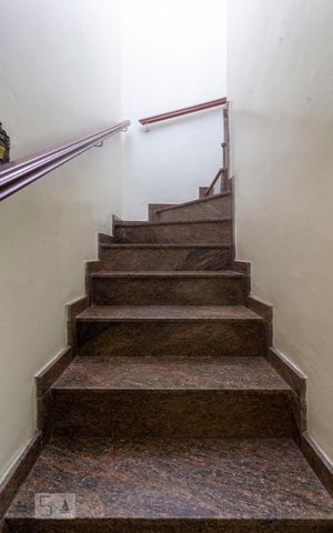 Casa à venda com 180m², 3 quartos e 2 vagasEscada