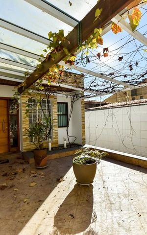 Casa à venda com 460m², 5 quartos e 5 vagas Casa à venda com 460m², 5 quartos e 5 vagasEntrada