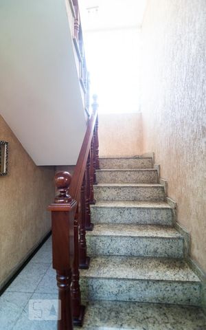 Casa à venda com 550m², 3 quartos e 8 vagas Casa à venda com 550m², 3 quartos e 8 vagasEscadas