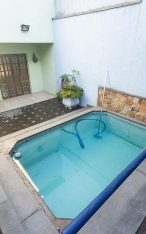 Casa à venda com 550m², 3 quartos e 8 vagas Casa à venda com 550m², 3 quartos e 8 vagasPiscina