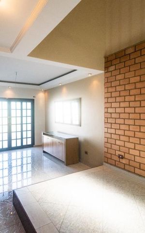 Casa à venda com 550m², 3 quartos e 8 vagas Casa à venda com 550m², 3 quartos e 8 vagasSala