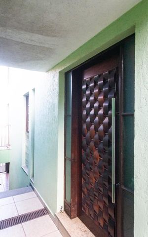 Casa à venda com 550m², 3 quartos e 8 vagas Casa à venda com 550m², 3 quartos e 8 vagasCorredor externo
