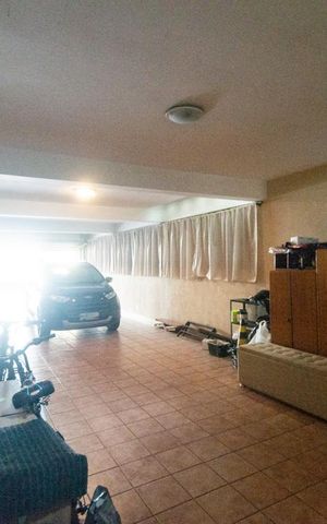 Casa à venda com 550m², 3 quartos e 8 vagas Casa à venda com 550m², 3 quartos e 8 vagasGaragem