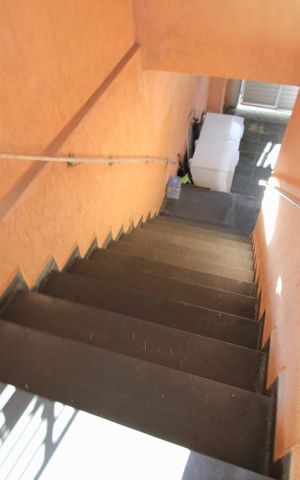 Casa à venda com 150m², 2 quartos e 2 vagasEscadas