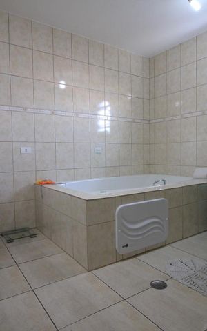 Casa à venda com 150m², 2 quartos e 2 vagasBanheiro da suíte