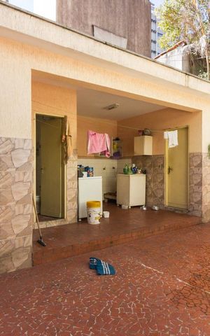 Casa à venda com 250m², 5 quartos e 2 vagasFundos