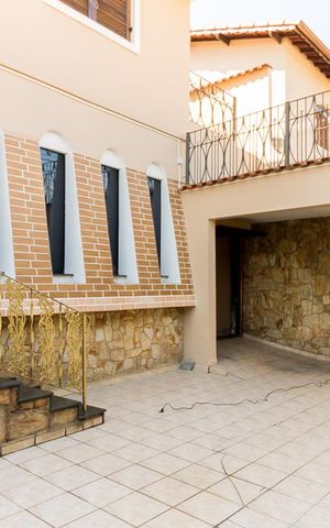 Casa à venda com 340m², 5 quartos e 4 vagas Casa à venda com 340m², 5 quartos e 4 vagasFrente