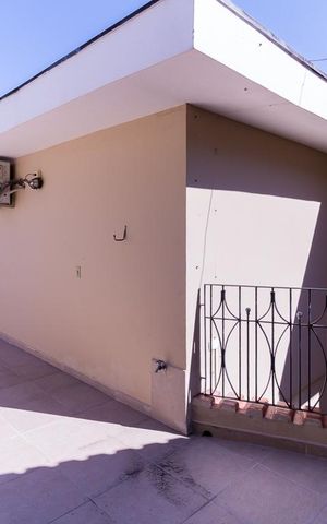Casa à venda com 340m², 5 quartos e 4 vagas Casa à venda com 340m², 5 quartos e 4 vagasVaranda