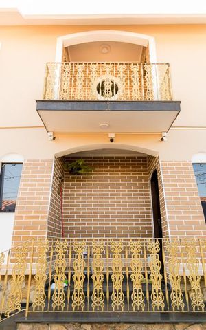 Casa à venda com 340m², 5 quartos e 4 vagas Casa à venda com 340m², 5 quartos e 4 vagasFrente