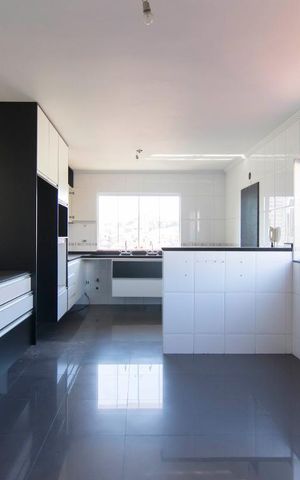 Casa à venda com 245m², 4 quartos e 4 vagasCozinha