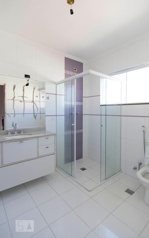 Casa à venda com 245m², 4 quartos e 4 vagasBanheiro Suíte 1