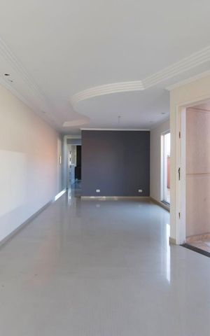 Casa à venda com 245m², 4 quartos e 4 vagasSala