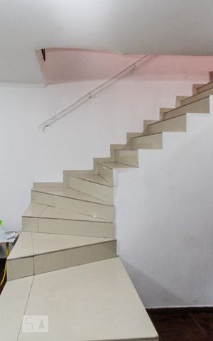 Casa para alugar com 220m², 4 quartos e 1 vaga Casa para alugar com 220m², 4 quartos e 1 vagaEscada