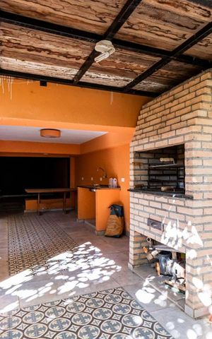 Casa à venda com 286m², 3 quartos e 2 vagasFundos - Churrasqueira