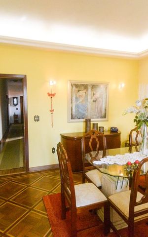 Casa à venda com 300m², 3 quartos e 5 vagas Casa à venda com 300m², 3 quartos e 5 vagasSala