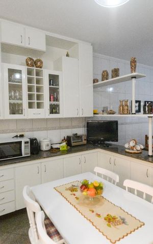 Casa à venda com 300m², 3 quartos e 5 vagas Casa à venda com 300m², 3 quartos e 5 vagasCozinha