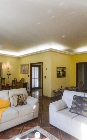 Casa à venda com 300m², 3 quartos e 5 vagas Casa à venda com 300m², 3 quartos e 5 vagasSala