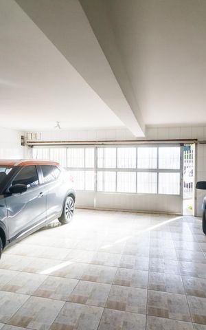 Casa à venda com 300m², 3 quartos e 5 vagas Casa à venda com 300m², 3 quartos e 5 vagasGaragem