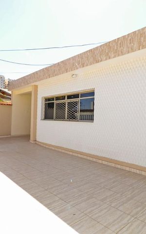 Casa para alugar com 270m², 5 quartos e 5 vagasFachada