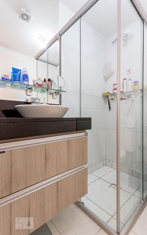 Apartamento para alugar com 54m², 2 quartos e 1 vaga Apartamento para alugar com 54m², 2 quartos e 1 vagaBanheiro do quarto 1