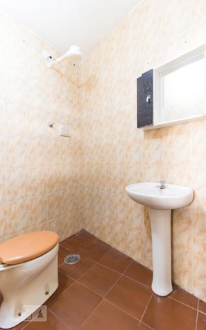 Casa à venda com 110m², 2 quartos e 2 vagas Casa à venda com 110m², 2 quartos e 2 vagasBanheiro