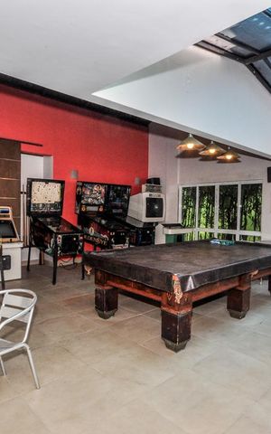 Casa de condomínio à venda com 850m², 4 quartos e 4 vagasÁrea Externa - Salão de Jogos