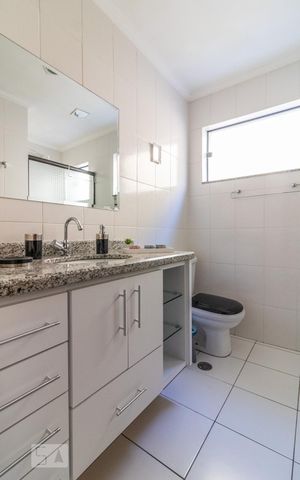 Casa à venda com 128m², 3 quartos e 2 vagas Casa à venda com 128m², 3 quartos e 2 vagasBanheiro Social
