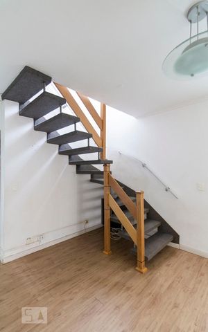 Casa à venda com 180m², 3 quartos e 2 vagasEscada