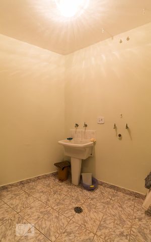 Casa à venda com 180m², 3 quartos e 2 vagas Casa à venda com 180m², 3 quartos e 2 vagasÁrea de serviço