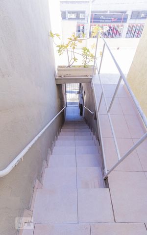 Casa para alugar com 120m², 2 quartos e 1 vaga Casa para alugar com 120m², 2 quartos e 1 vagaEscada de Entrada