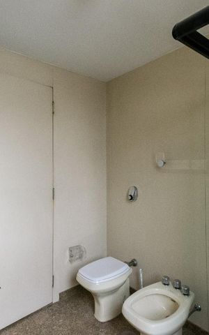 Apartamento à venda com 332m², 5 quartos e 3 vagas Apartamento à venda com 332m², 5 quartos e 3 vagasBanheiro 1