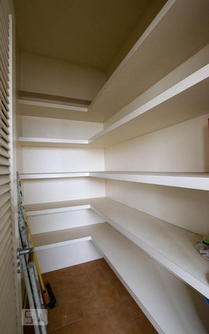 Apartamento à venda com 332m², 5 quartos e 3 vagas Apartamento à venda com 332m², 5 quartos e 3 vagasDespensa