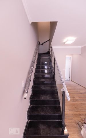 Casa para alugar com 100m², 2 quartos e 1 vaga Casa para alugar com 100m², 2 quartos e 1 vagaEscada Acesso aos Quartos