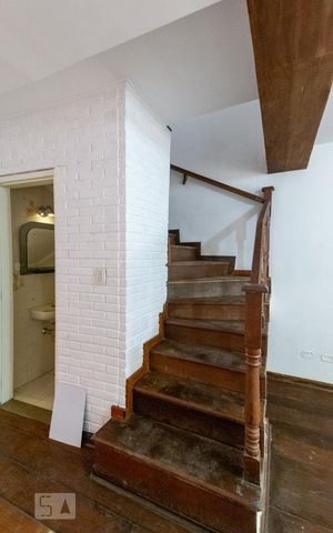Casa para alugar com 160m², 3 quartos e 2 vagasEscada
