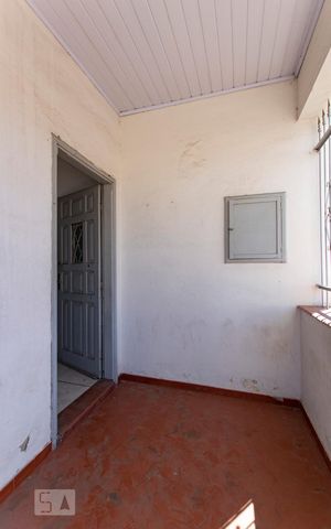 Casa à venda com 65m², 2 quartos e 2 vagas Casa à venda com 65m², 2 quartos e 2 vagasEntrada
